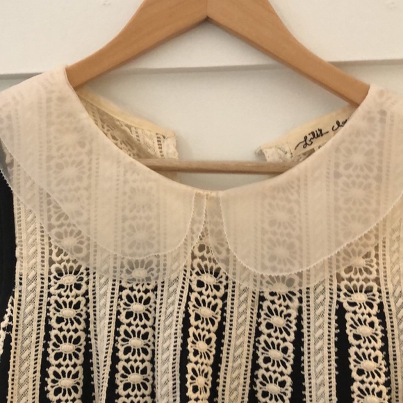 Adorable flowy top with collar. - Picture 2 of 6